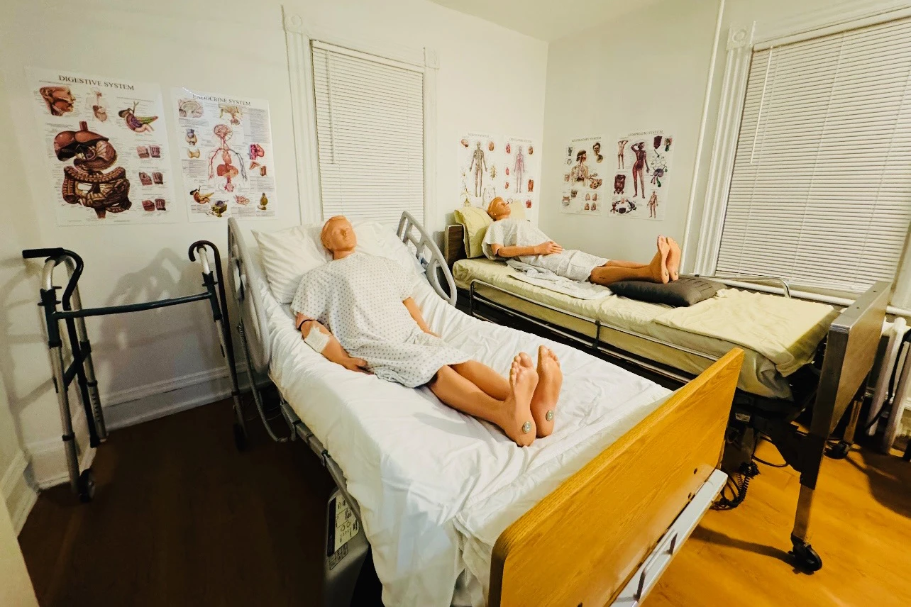 Training dummy in hospital bed